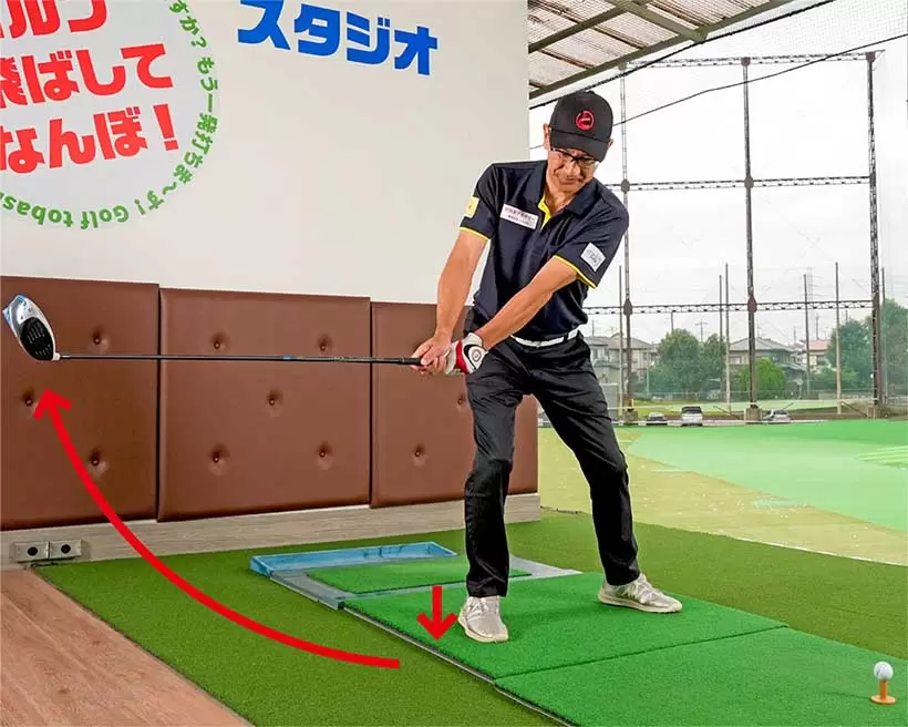 右カカトを踏み込む反動でテークバックの始動がスムーズになる。