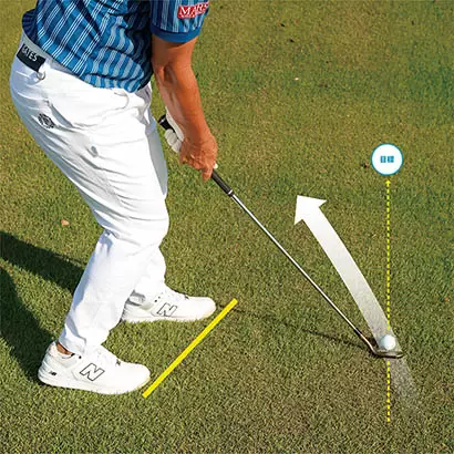 スタンスをクローズにしてアウトサイド・インに振る。