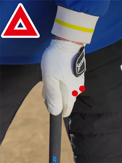 左手の人さし指と中指の2つのナックルが見えるくらいではまだ足りない。