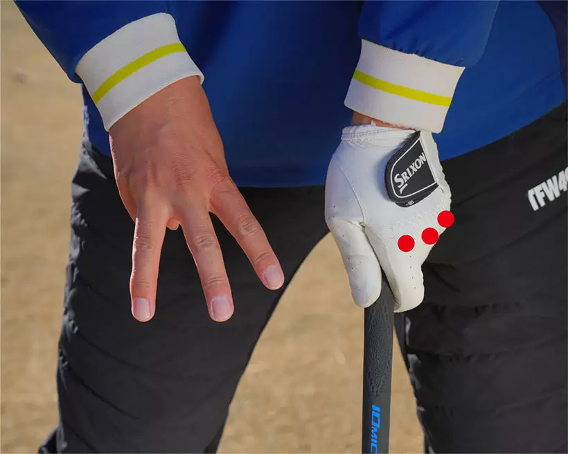 人さし指から薬指までの3つのナックルが見えるまで左手をかぶせて握ろう。