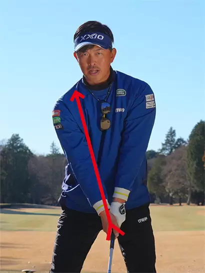 右手のヒラは左手甲の向きと揃える。親指と人さし指のV字は右肩を指す。