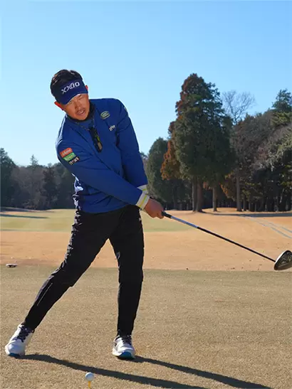 ストロンググリップに握ればフェースの開閉が入りにくく、フェースを長くスクエアに保ちやすい。