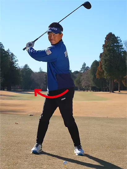 腕や手の動きはあまり意識せず、お腹を右に回すつもりでバックススイング。