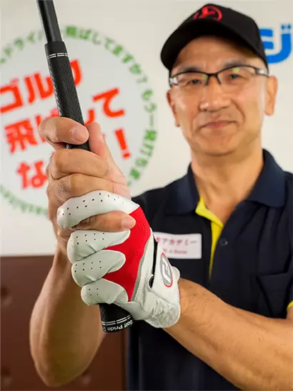 インターロッキンググリップは両手の一体感に優れていて今ではポピュラーな握り方。