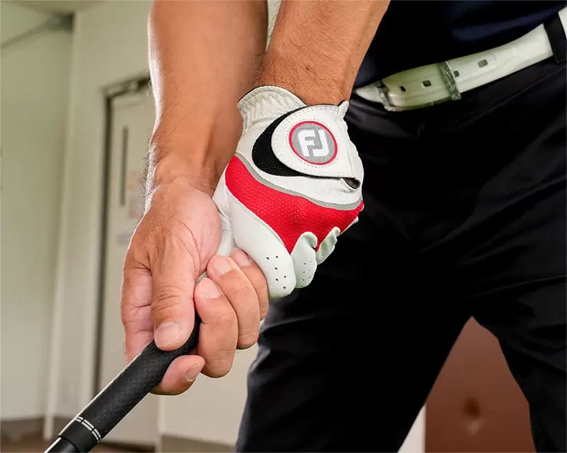 左手の親指をグリップに添えて両手を分離させて握る。ただし両手が離れすぎないように注意。