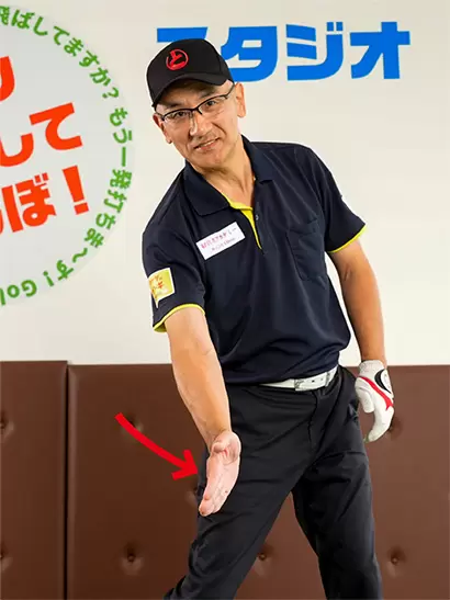 右手のヒラとフェース面を連動させてボールを叩くイメージを出しやすい。