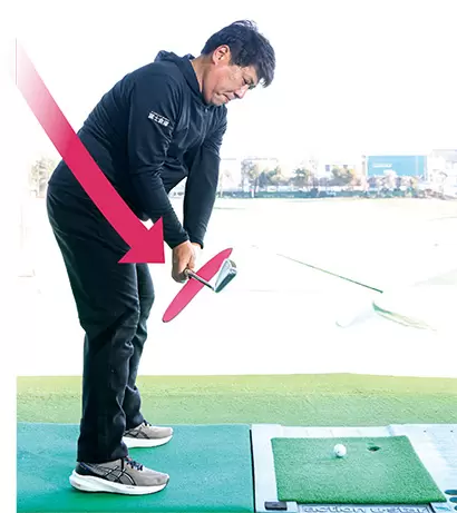 トップから振り下ろしてすぐにウチワの面で風を感じるように振り下ろすのが大事なポイント。