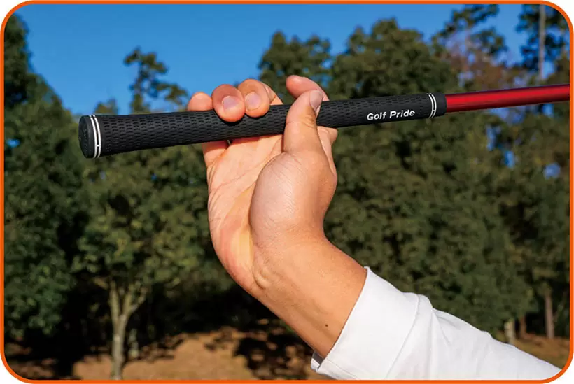 右手首を甲側に軽く折る背屈と、右手の親指と人さし指でグリップを固定するのがポイント。