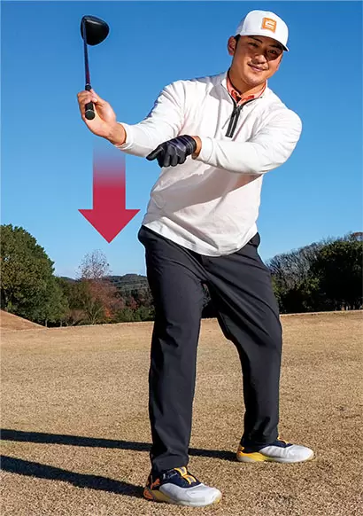 クラブが上に向かう途中の過程で、手でクラブを引き下ろせば上に向かう力と下に向かう力が拮抗して、自然にトップに見えるポジションへと導かれる。