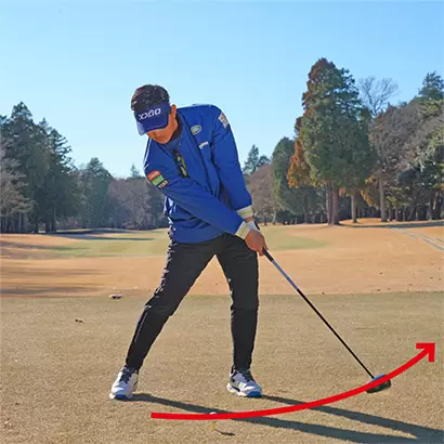 フォロースルーでも大きな円弧で振り抜けてヘッドスピードが上がる。