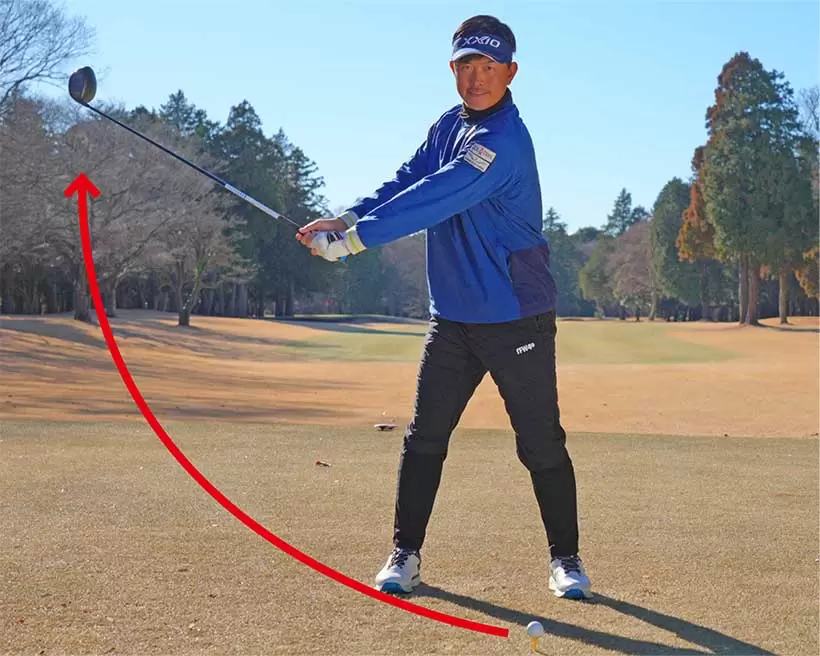 バックスイングはクラブヘッドで大きな円弧を描くイメージを持とう。