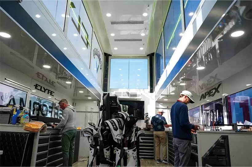 トーナメントが始まる前のツアーバスの中はまさに戦い。選手達と共にスタッフ達も戦っているのだ。