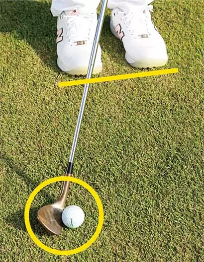 右足の親指から小指までの幅の中でボール位置を調整する。スタンスはややオープンに。ボールを左に置くと引っかけやすくなるので注意。