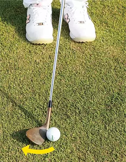 傾斜がきつくなればなるほど、ボールがつかまり左に飛びやすくなるため、フェース面が目標の右を向くようにフェースを少し開く。