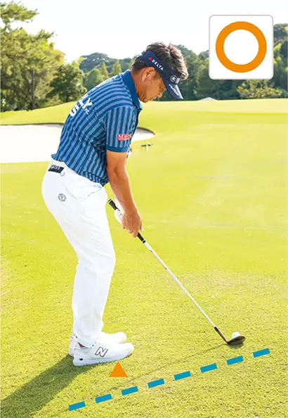 アドレスはヒザを軽く曲げながら、両足の母趾球に体重をしっかり乗せ、前後のバランスを整える。左右の体重配分は5対5が基本。