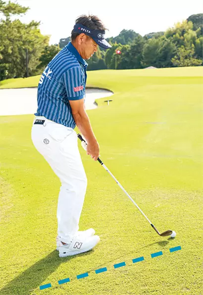 傾斜なりに構えると体重がカカト側に乗り過ぎてしまい、クラブがボールに届かなくなる。ヒザを伸ばした棒立ちのアドレスもミスの原因。