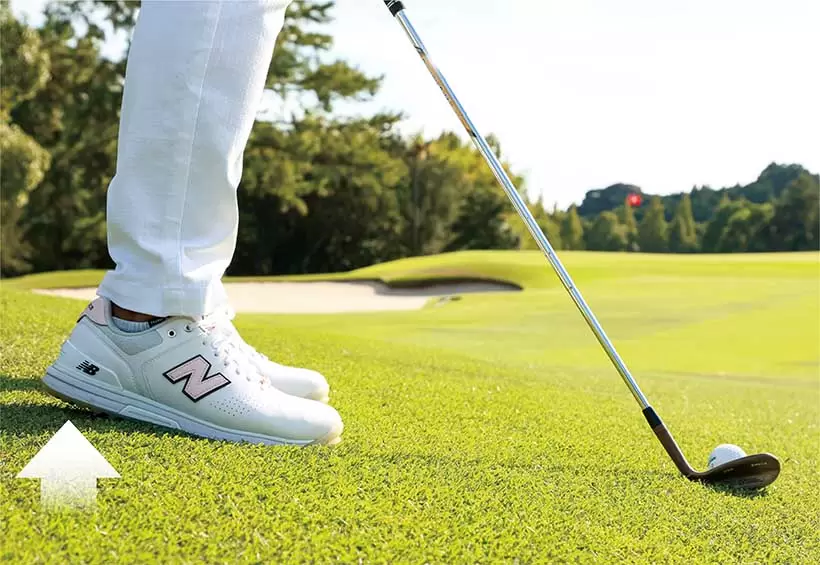 右足カカトは上げ過ぎるとバランスが悪くなるのでほんの少しでOK。