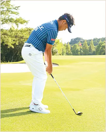 右足カカトを浮かす方法は、ミスヒットが多くて悩んでいる人にオススメ。通常は右足カカトを地面につけ、足の裏全体で前後のバランスを整える。