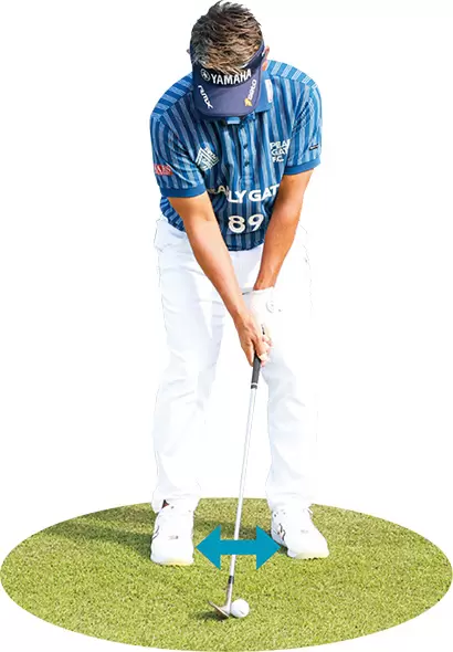 アプローチは狭いスタンスが基本だが、傾斜がきつい場合はスタンスを広くして下半身を安定させる。