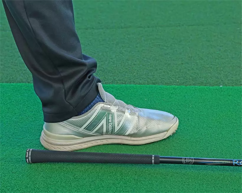 倒したクラブのグリップエンドの位置と左足のカカトを揃える。