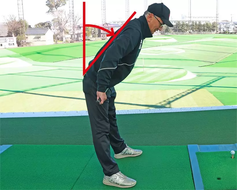 適切な間隔をキープして直立姿勢になり、クラブを腰の前に当てて上体を前傾させる。