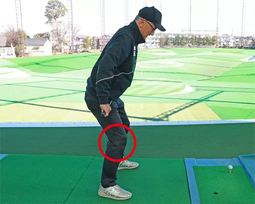 両ヒザを軽く曲げて、あとは両腕を自然に下げるだけでアドレス基本姿勢が完成。