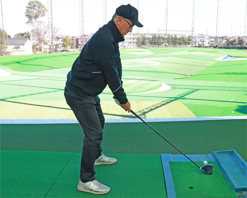 ドライバーを飛ばすにはつねにカラダとボールの間隔に気を配ることが大切だ。