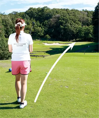 ボールの真後ろから目標を見てターゲットラインを明確にイメージしておくのも大事なポイント。