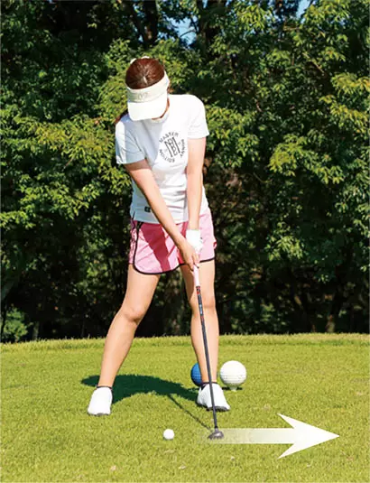 ボールの先のターフを取るイメージでクラブを低く出していけばミート率がアップ。