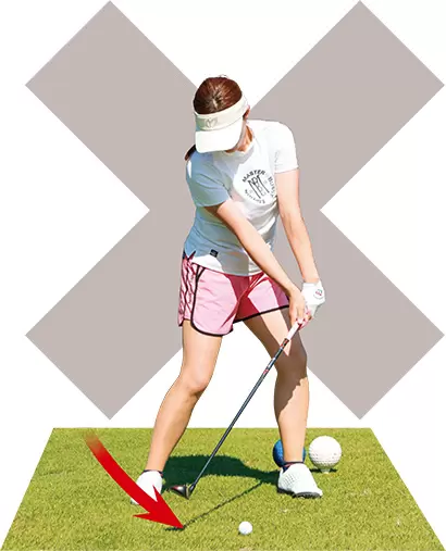 上から鋭角に打ちすぎると、インパクトが詰まってスムーズに振り抜けない。