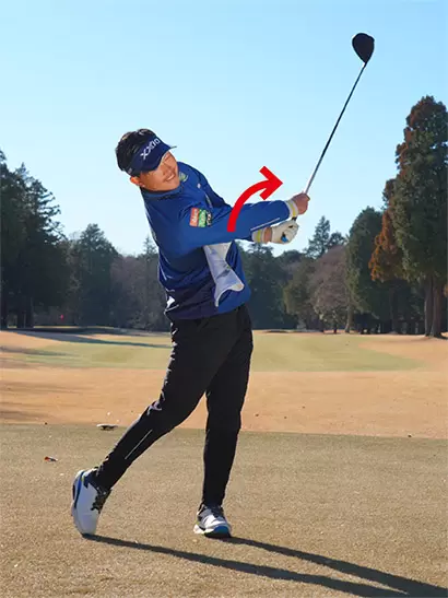両腕が自然にターンしてフォロースルーへと向かう。ヘッドの加速感も体感できる。