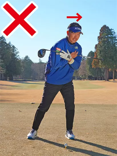 肩を真横に回す意識では側屈が起こらず、頭が左側に流れてしまう。