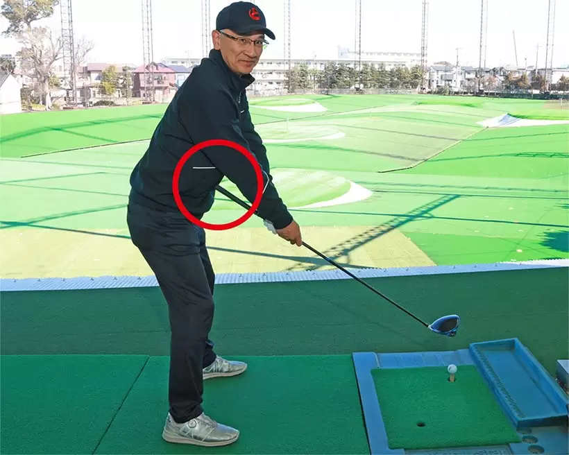 グリップエンドがお腹につくまでクラブを短く持ってアドレスし、腰の高さで素振りしよう。