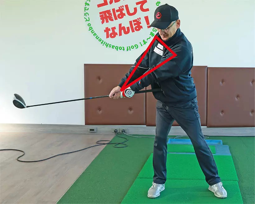 アドレスで作られた両肩と両腕の三角形をキープ。この感覚が大切だ。