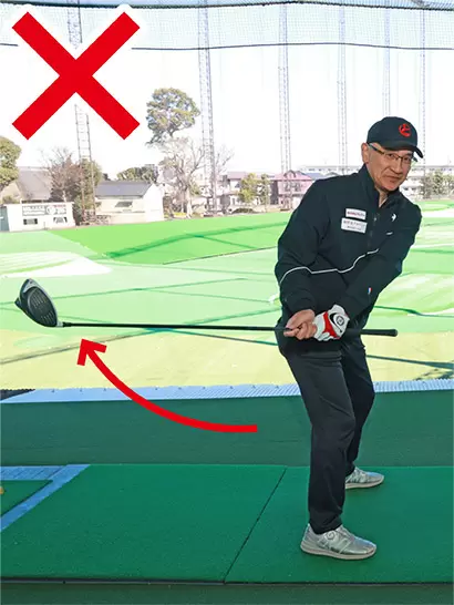 インサイドに引きすぎてはグリップエンドがお腹から外れてしまう。