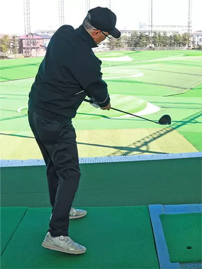 フェースの開閉が抑えられてドライバーショットの曲がり幅が激減する。