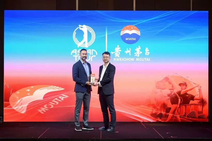 アジアンツアーコミッショナー兼CEOのチョ・ミンタン氏（左）とクェイチョウ マオタイ（貴州茅台酒）のHuang Jie会長