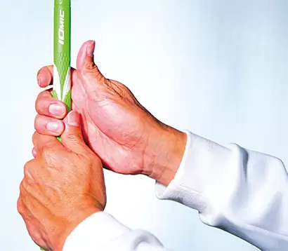 左手グリップと同じく母指球を維持しながら、生命線を左の母指の上に乗せるようにし、右手関節線と左母指基節骨根元が同じ位置関係を保つようにする。