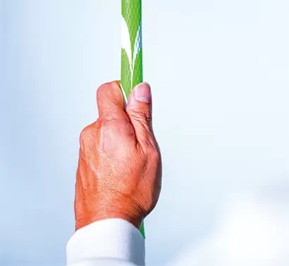 クラブのグリップの上面を時計の12時と見立てた場合、母指球を維持しながら親指を12時～2時くらいの位置に置く。