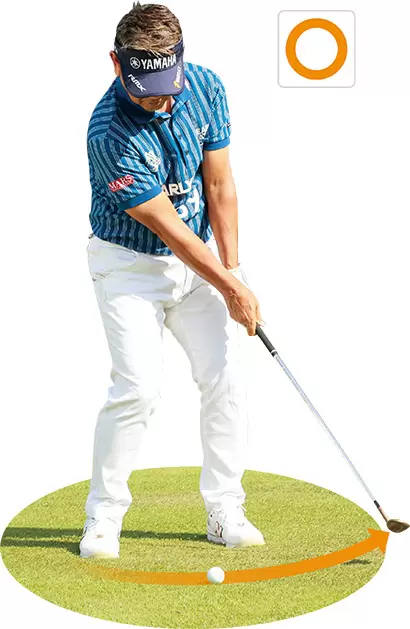 インパクトが緩んだりしてルーズになる人は、フォロースルーでヘッドを低く出すか、位置を決めてピタリと止める。これはヘッドの入り方を安定させる効果もある。