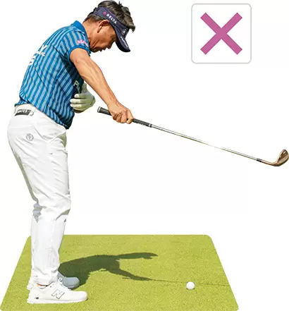 クラブが外側から下り、入射角が鋭角になり過ぎるため、ボールが正しくつかまらない。