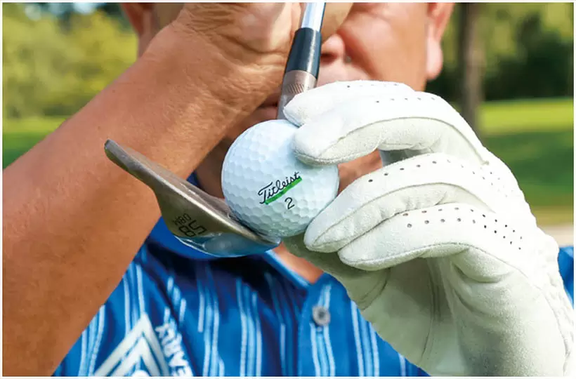 インパクトでフェースにボールが乗る感覚をつかむことが上達の極意。右手の動きを意識すると、この感覚がつかみやすく、球の高さやスピン量がコントロールできるようになる。