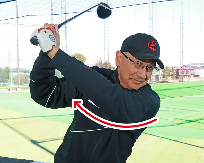 両手をソフトに握ればバックスイングの捻転が深くなり、飛ばしのパワーがたまる。