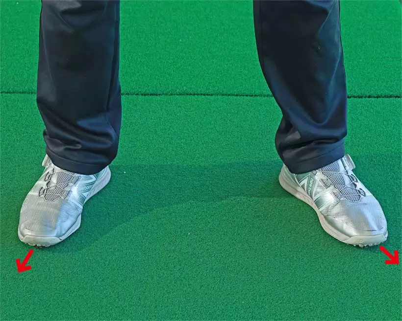 右ツマ先も左ツマ先も軽く開き、逆ハの字のスタンスで構えるのがオススメだ。