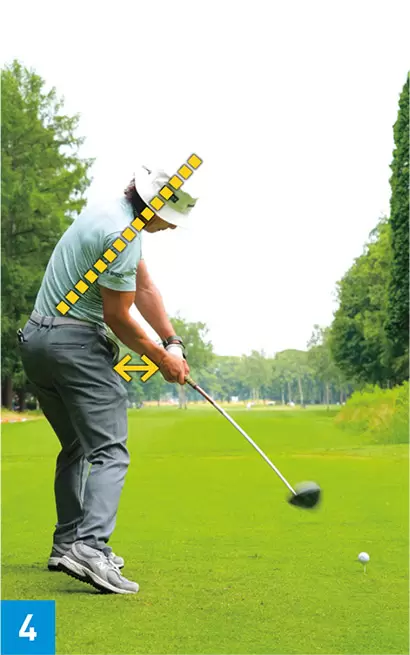 右足を内旋しながら蹴り上げることによって、右サイドの高さをキープできる。