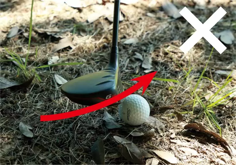 すくい上げるとボールの頭を叩いてチョロになりやすい。