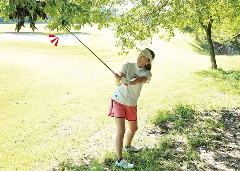 打つ前の素振りで近くの木や枝がスイングの妨げにならないかを必ずチェックしよう。