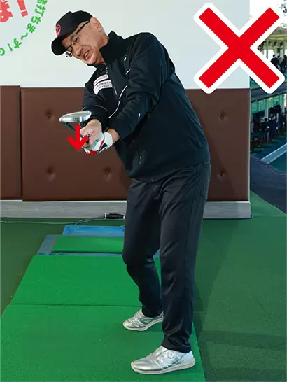 フォロースルーでフェース面が真下を向くほど両手を返しすぎるのはNG。