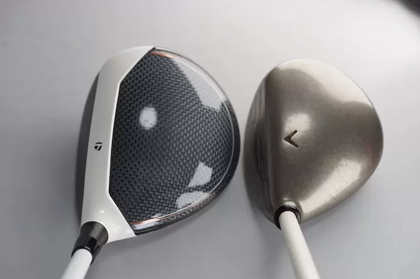 右がキャロウェイの初代スチールヘッド。現在の7Wと比較すると驚くほど小さい。