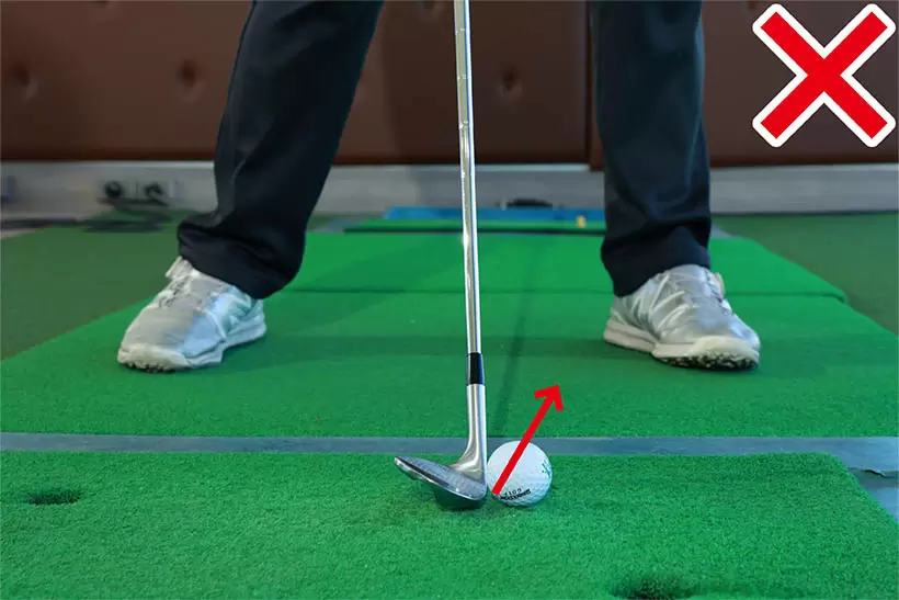 インパクトでフェースが寝てしまうのがキャリー低下の原因だ。